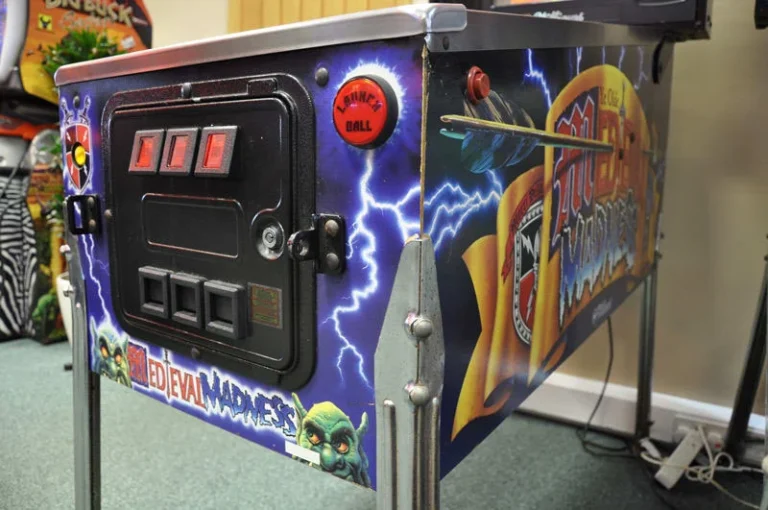 The Medieval Madness Pinball Machine 1997 - Image 2